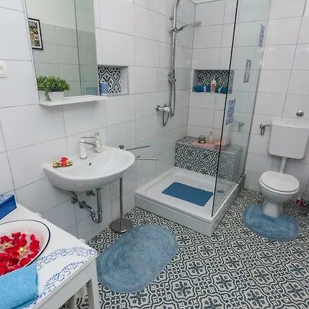 Apartment In Benkovac With A Hot Tub * בנקובאץ