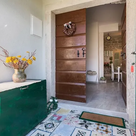 דירה Apartment In Benkovac With A Hot Tub בנקובאץ
