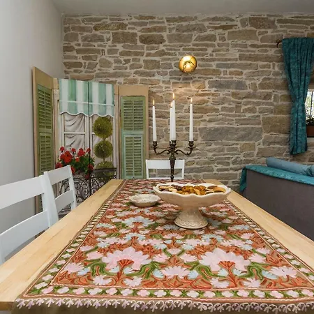 Apartment In Benkovac With A Hot Tub
