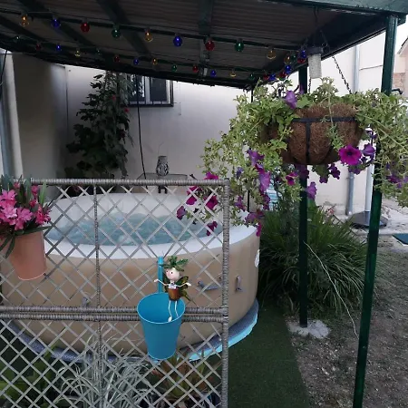 In With A Hot Tub * Бенковац